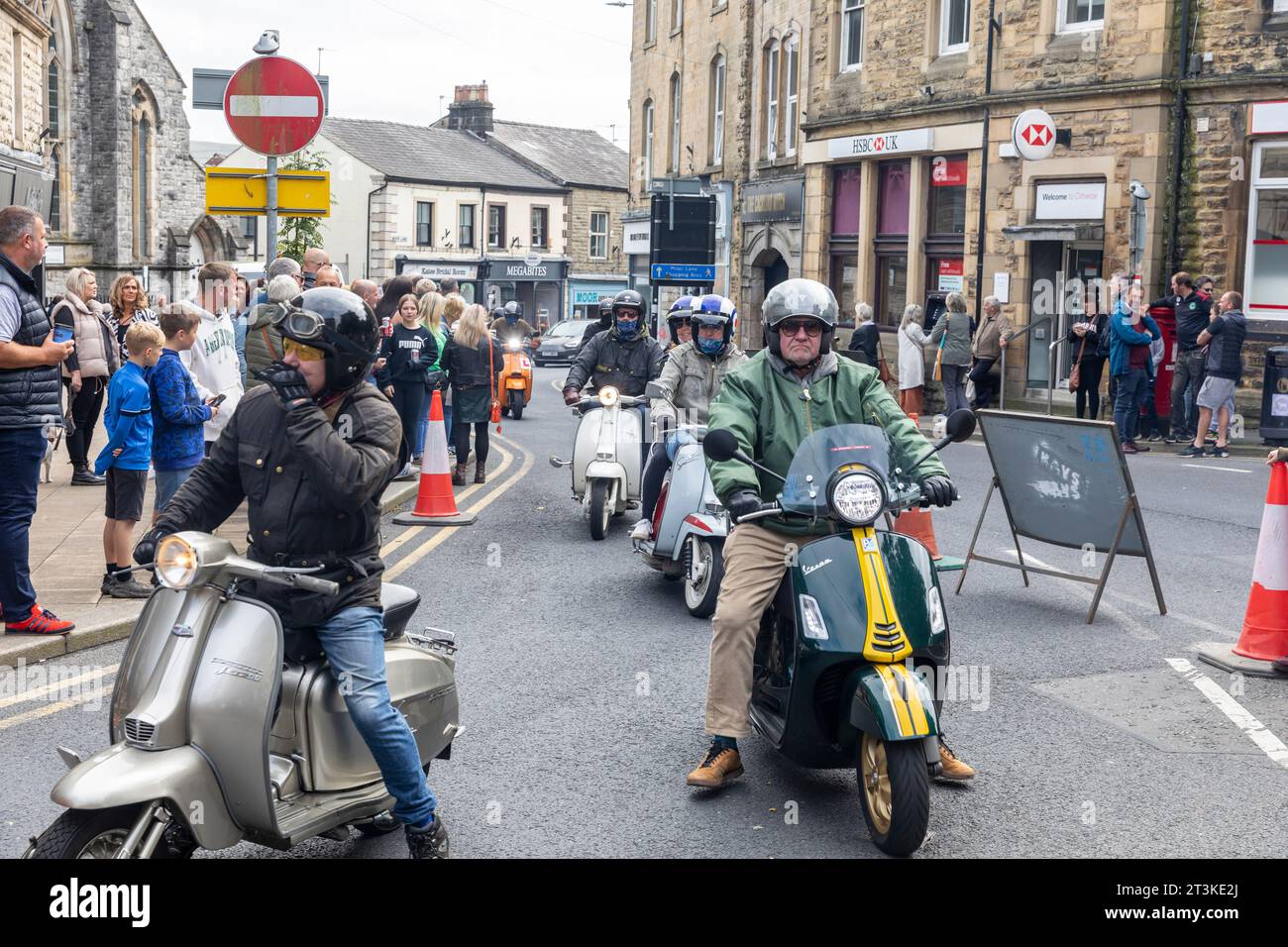 Clitheroe Lancashire, im Jahr 2023, die jährliche Ribble Valley Scooter Rallye, sah rund 500 Motorroller bei der 3-Tage-Rallye in England, Großbritannien im September 2023. Stockfoto