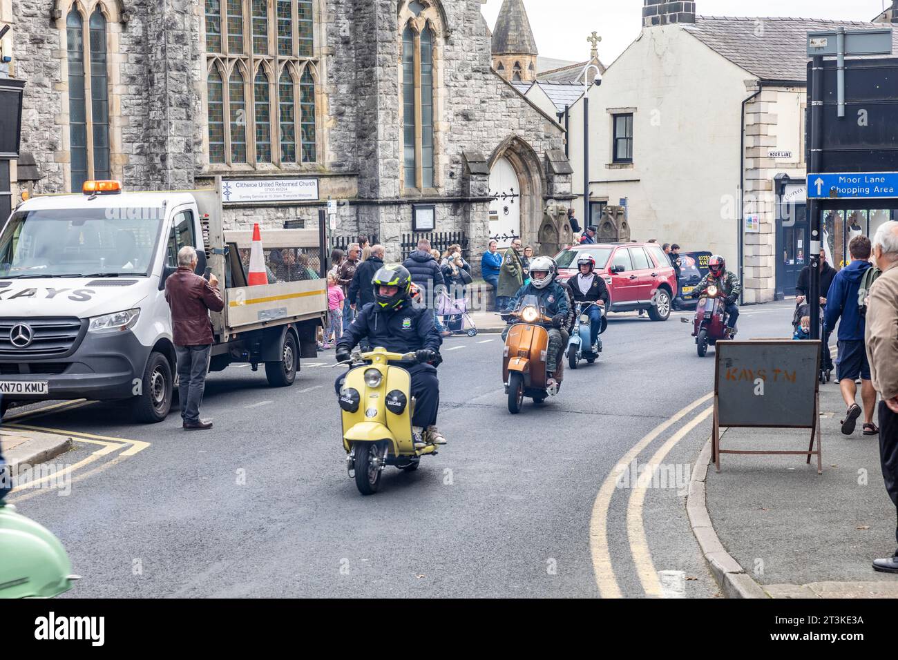 Clitheroe Lancashire, im Jahr 2023, die jährliche Ribble Valley Scooter Rallye, sah rund 500 Motorroller bei der 3-Tage-Rallye in England, Großbritannien im September 2023. Stockfoto