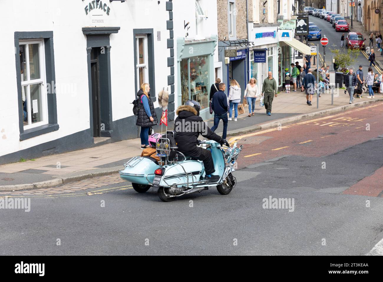 Clitheroe Lancashire veranstaltet die Ribble Valley Scooter Rallye, ein abgebildeter Roller mit Beiwagen in Castle Street, Lancashire, England, Großbritannien, 2023 Stockfoto