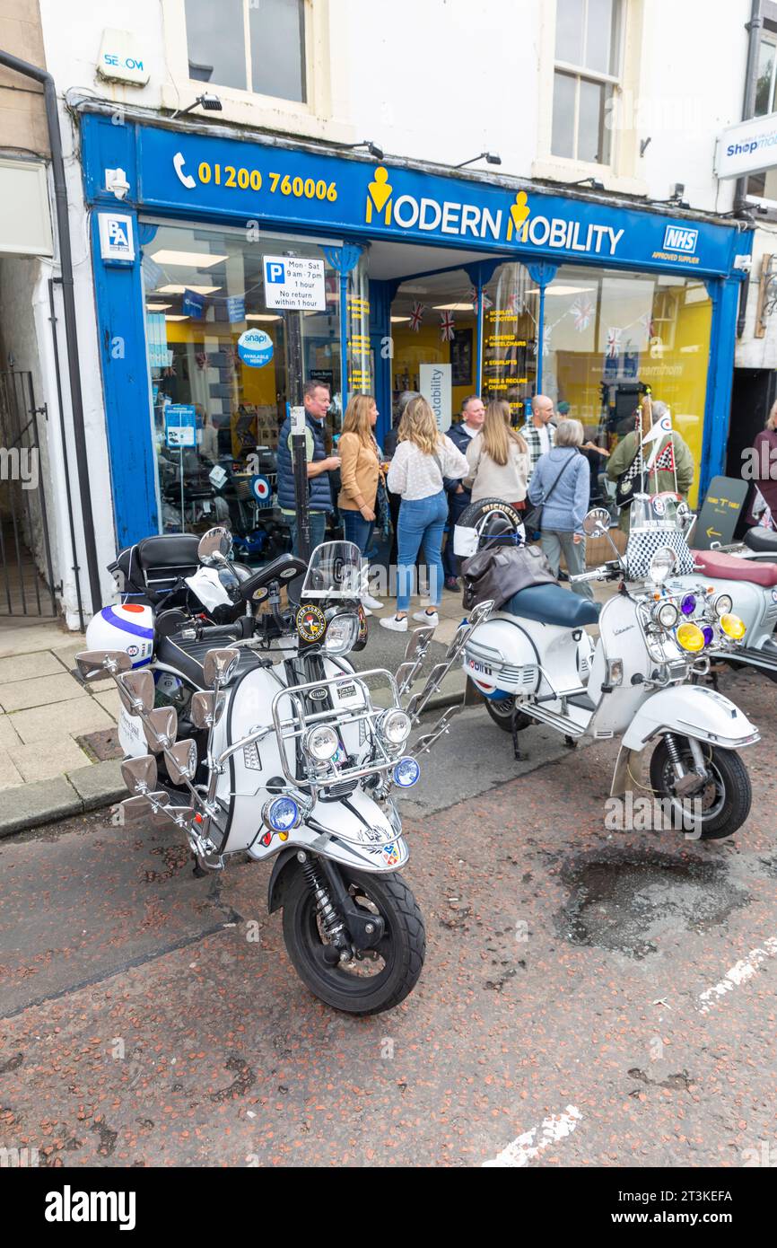 Clitheroe Lancashire, im Jahr 2023, die jährliche Ribble Valley Scooter Rallye, sah rund 500 Motorroller bei der 3-Tage-Rallye in England, Großbritannien im September 2023. Stockfoto