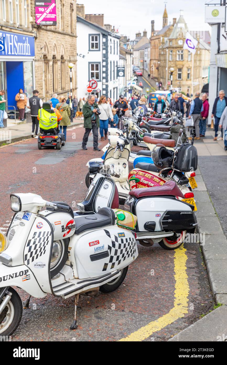 Clitheroe Lancashire, im Jahr 2023, die jährliche Ribble Valley Scooter Rallye, sah rund 500 Motorroller bei der 3-Tage-Rallye in England, Großbritannien im September 2023. Stockfoto