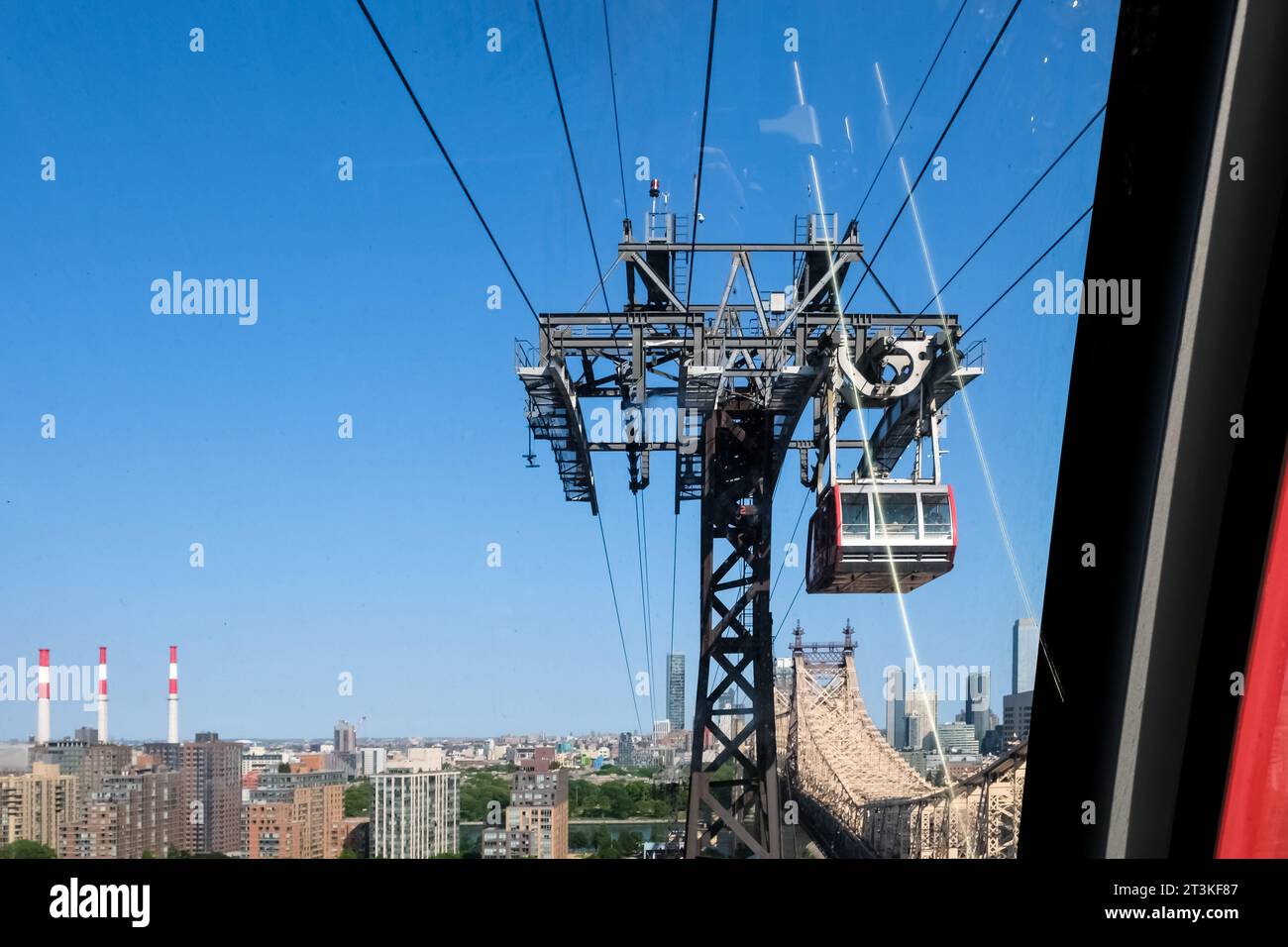 Blick auf die Roosevelt Island Tramway, eine Seilbahn in New York City, die den East River überspannt und Roosevelt Island mit Manhattan verbindet Stockfoto