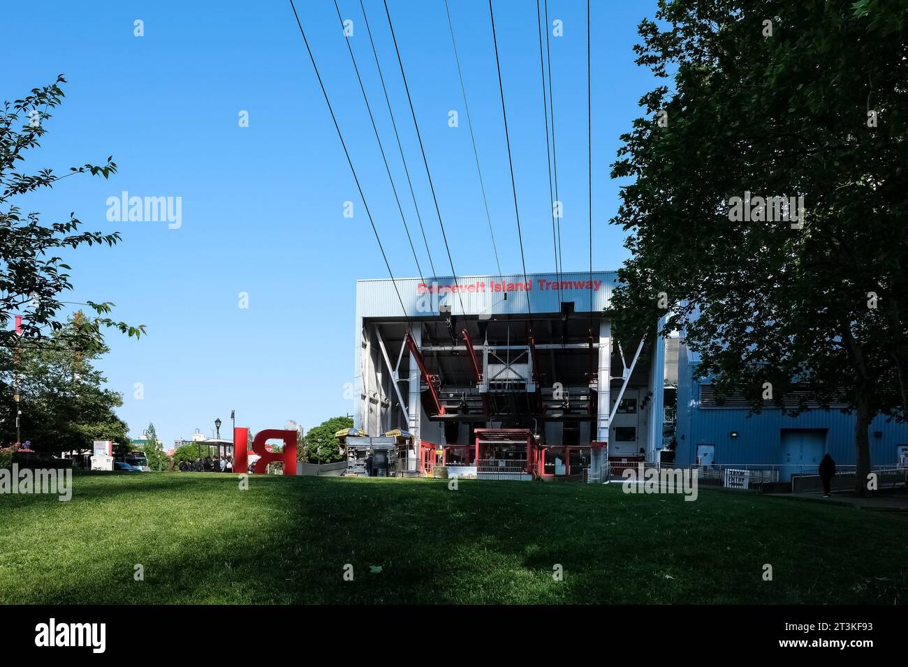 Blick auf die Roosevelt Island Tramway, eine Seilbahn in New York City, die den East River überspannt und Roosevelt Island mit Manhattan verbindet Stockfoto