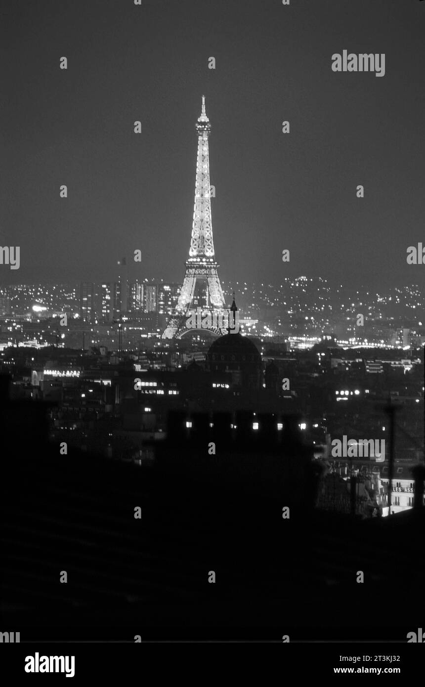 Der Eiffelturm aus der Ferne bei Nacht in Paris, Frankreich, Europa Stockfoto