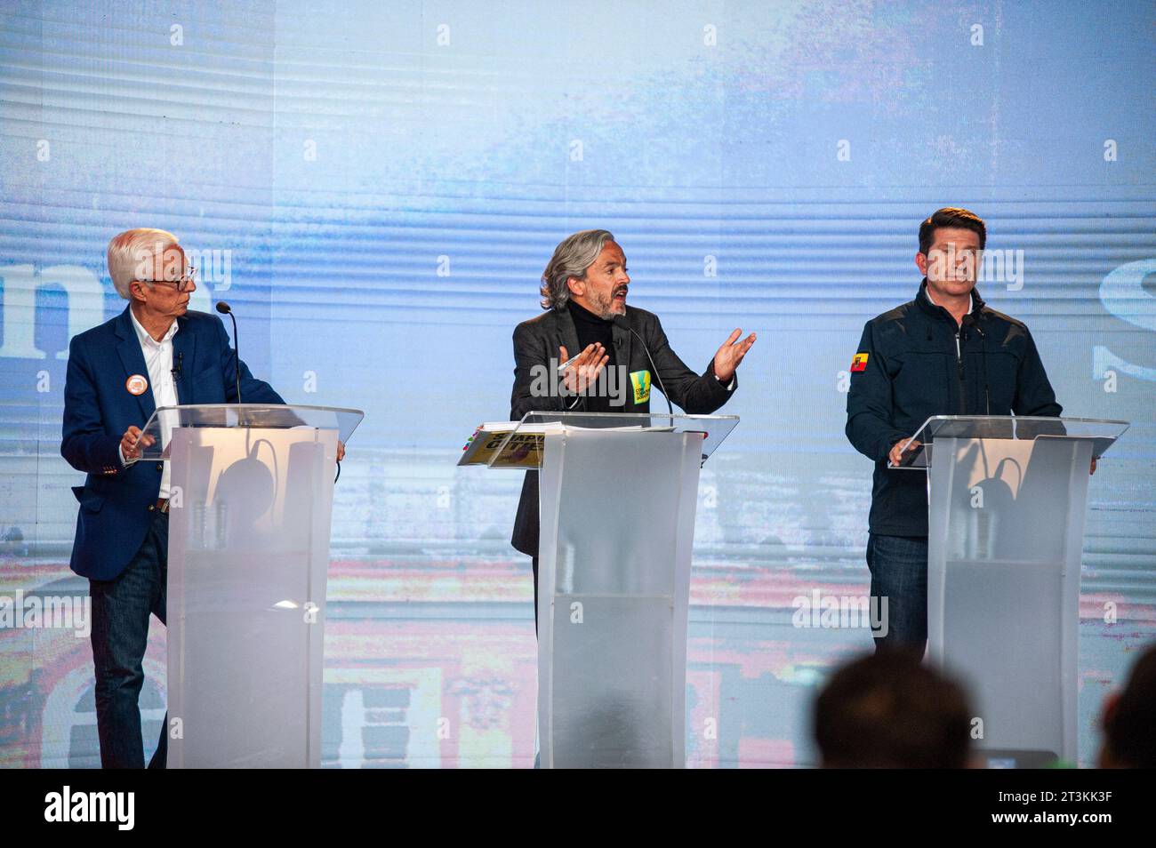 Bogota, Kolumbien. Oktober 2023. Die Kandidaten Jorge Enrique Robledo (L), Juan Daniel Oviedo (C) und Diego Molano (R) nehmen an der letzten Kandidatendebatte vor den Regionalwahlen in Kolumbien am 25. Oktober 2023 Teil. Foto: Sebastian Barros/Long Visual Press Credit: Long Visual Press/Alamy Live News Stockfoto