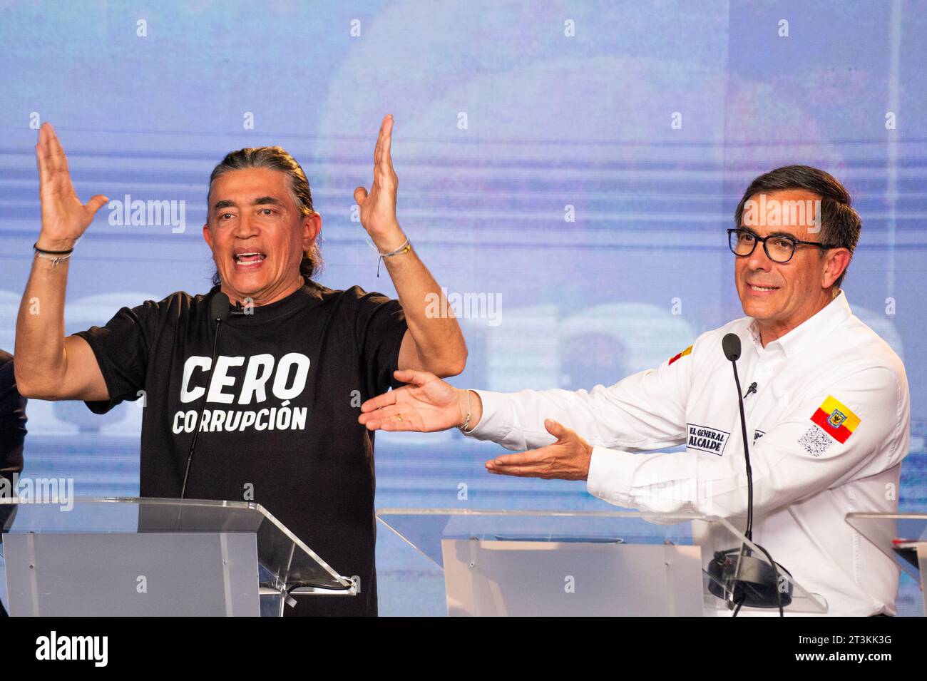 Bogota, Kolumbien. Oktober 2023. Der Kandidat für die politische Partei "Pacto Hisotico" Gustavo Bolivar (L) und der Kandidat der Partei "Cambio Radical", der pensionierte General Jorge Luis Vargas, reagieren während der letzten Kandidatendebatte vor den Regionalwahlen in Kolumbien am 25. Oktober 2023 aufeinander. Foto: Sebastian Barros/Long Visual Press Credit: Long Visual Press/Alamy Live News Stockfoto