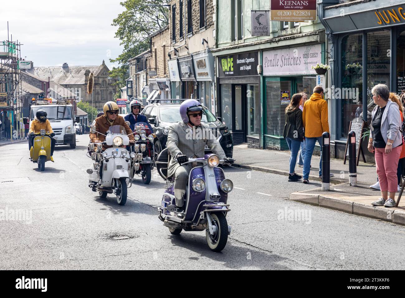 Scooter Rallye, der Ribble Valley Roller Club trifft sich in Clitheroe Lancashire zu einer 3-tägigen Rallye, England, Großbritannien, september 2023, mit Anzügen Stockfoto