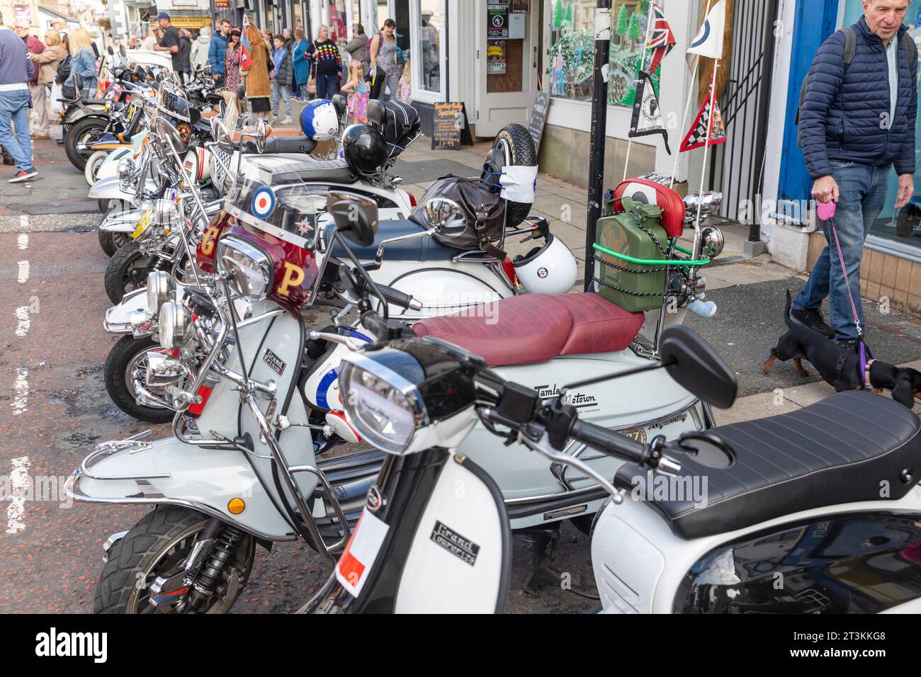 Ribble Valley Roller-Rallye, Scooteristen treffen sich in der Castle Street clitheroe Town Centre, Lancashire, England, UK, September 2023 Stockfoto