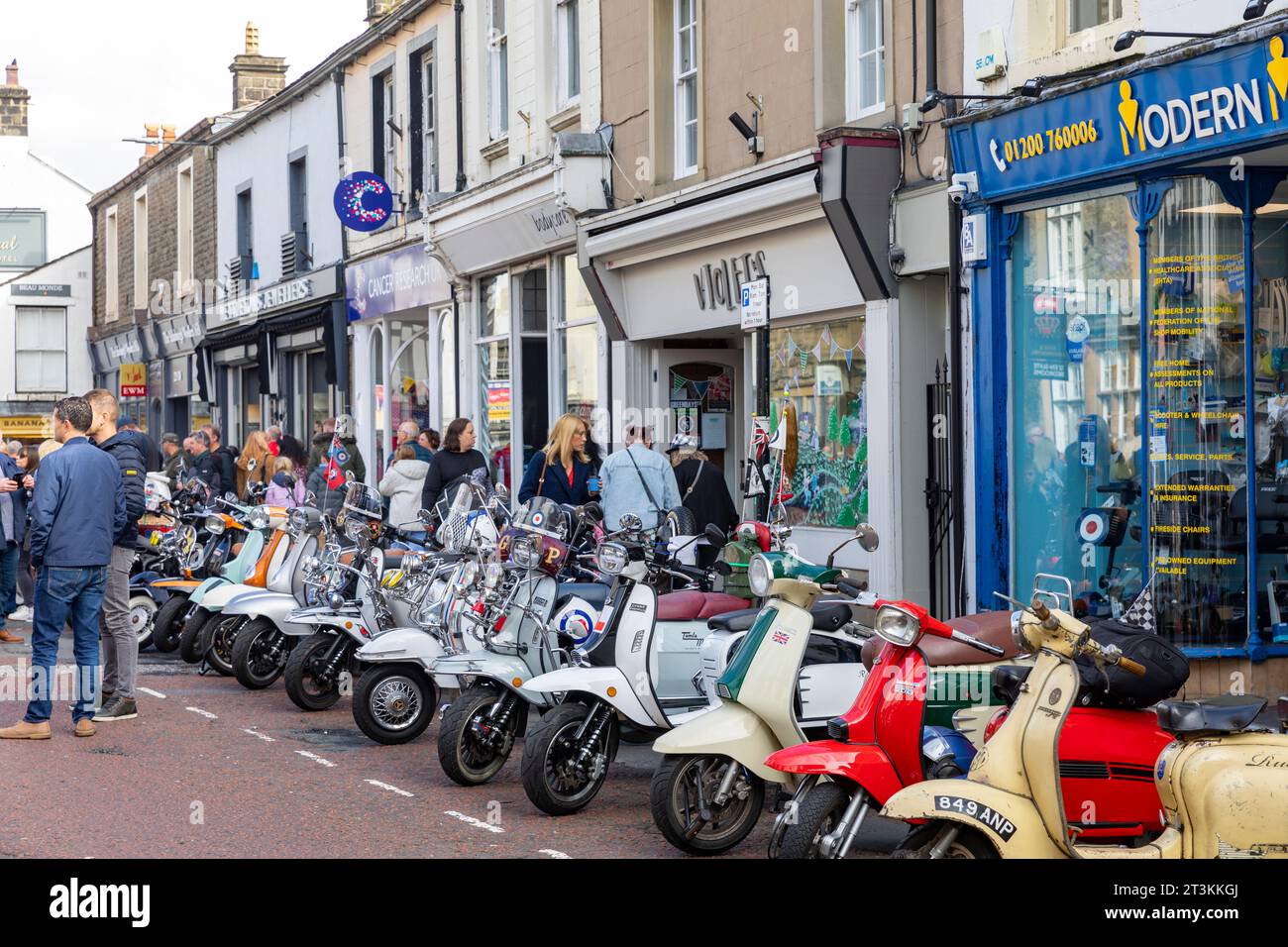 Ribble Valley Roller-Rallye, Scooteristen treffen sich in der Castle Street clitheroe Town Centre, Lancashire, England, UK, September 2023 Stockfoto