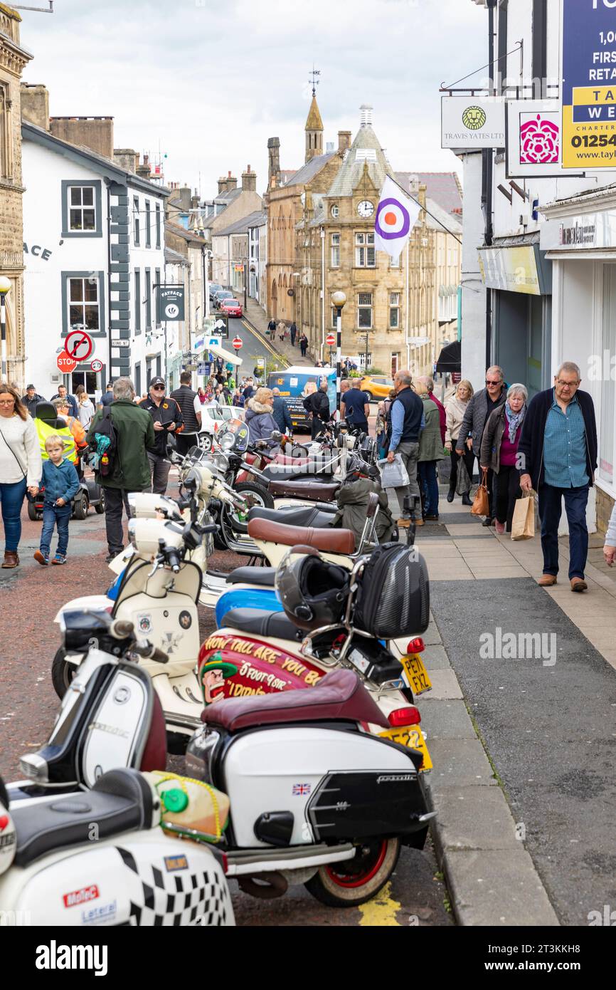 Ribble Valley Roller-Rallye, Scooteristen treffen sich in der Castle Street clitheroe Town Centre, Lancashire, England, UK, September 2023 Stockfoto