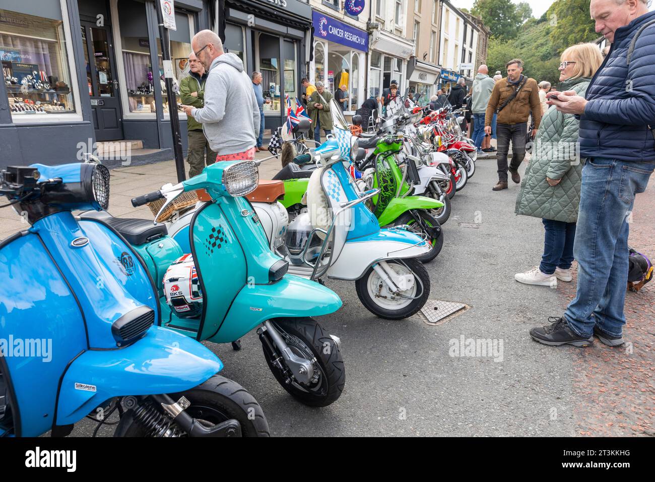 Ribble Valley Roller-Rallye, Scooteristen treffen sich in der Castle Street clitheroe Town Centre, Lancashire, England, UK, September 2023 Stockfoto