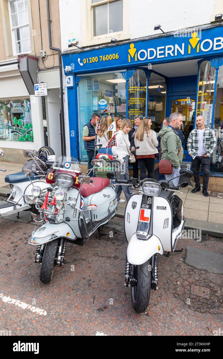 Ribble Valley Roller-Rallye, Scooteristen treffen sich in der Castle Street clitheroe Town Centre, Lancashire, England, UK, September 2023 Stockfoto