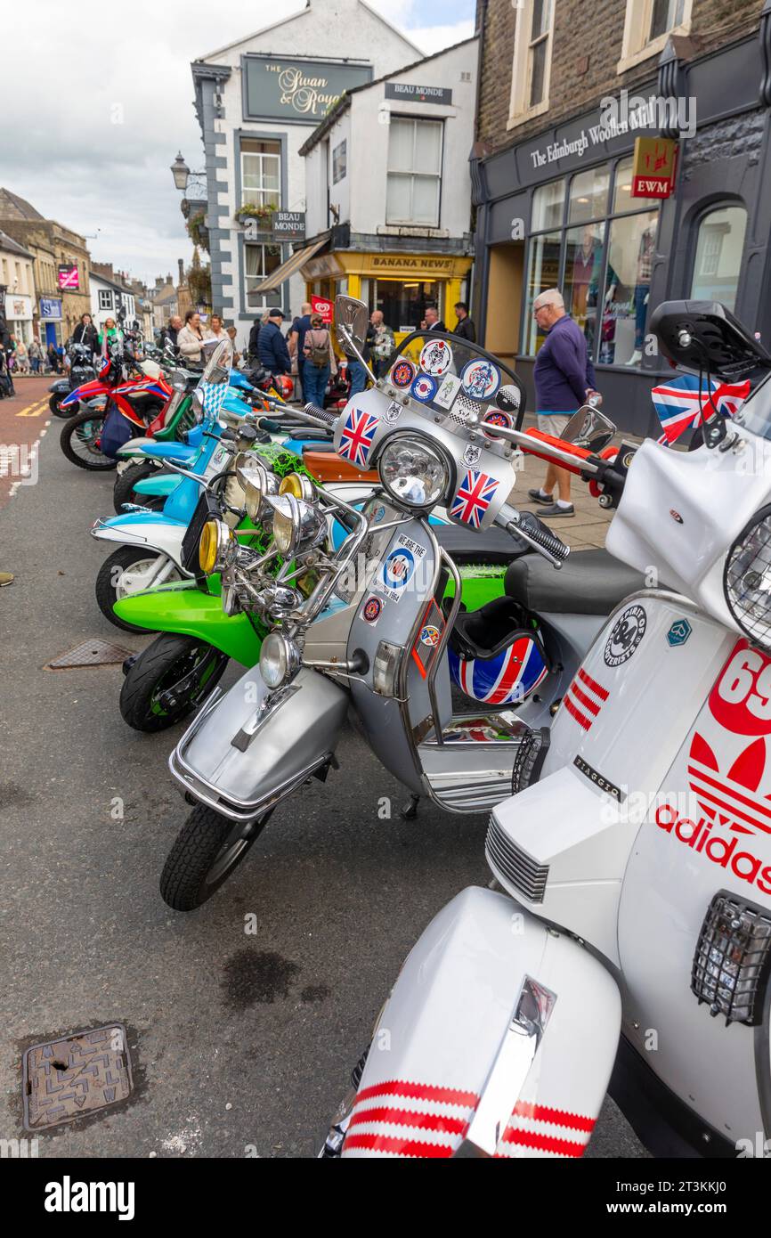 Ribble Valley Roller-Rallye, Scooteristen treffen sich in der Castle Street clitheroe Town Centre, Lancashire, England, UK, September 2023 Stockfoto