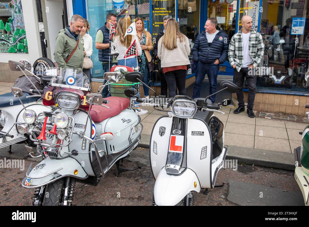 Ribble Valley Roller-Rallye, Scooteristen treffen sich in der Castle Street clitheroe Town Centre, Lancashire, England, UK, September 2023 Stockfoto