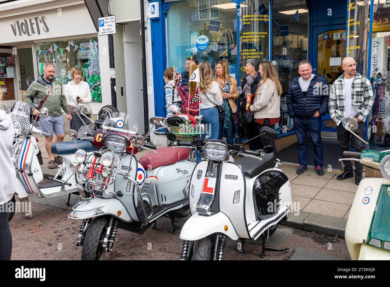 Ribble Valley Roller-Rallye, Scooteristen treffen sich in der Castle Street clitheroe Town Centre, Lancashire, England, UK, September 2023 Stockfoto