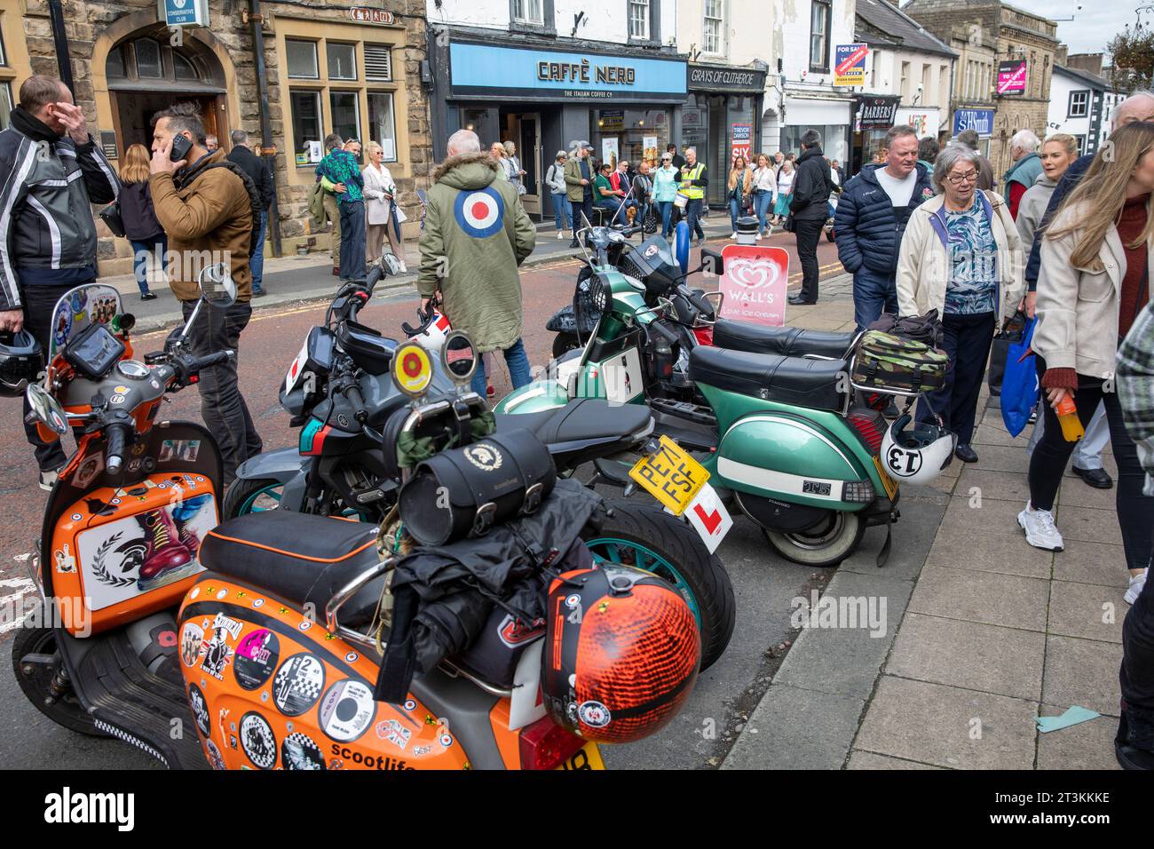 Ribble Valley Roller-Rallye, Scooteristen treffen sich in der Castle Street clitheroe Town Centre, Lancashire, England, UK, September 2023 Stockfoto