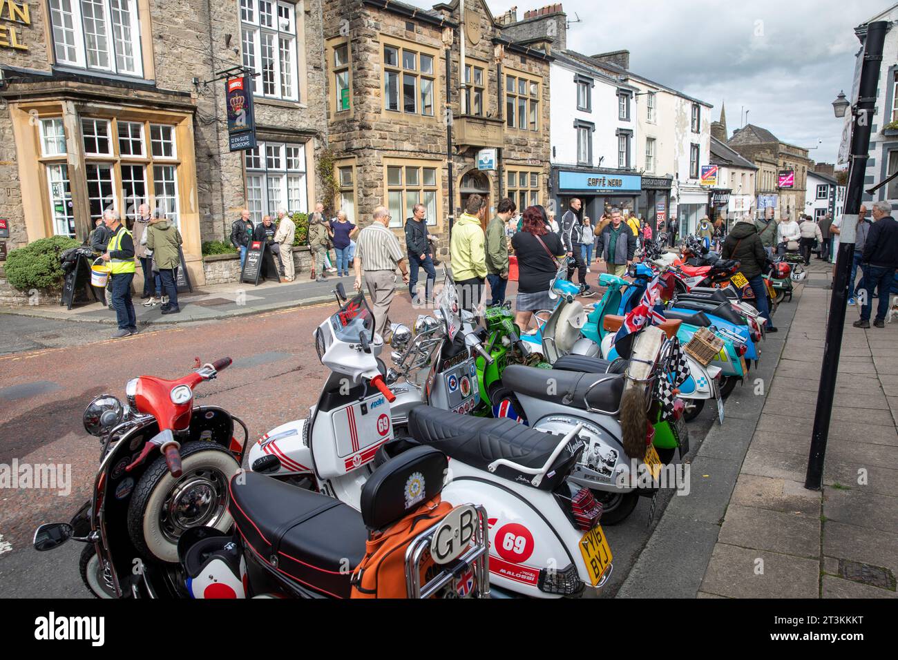 Ribble Valley Roller-Rallye, Scooteristen treffen sich in der Castle Street clitheroe Town Centre, Lancashire, England, UK, September 2023 Stockfoto