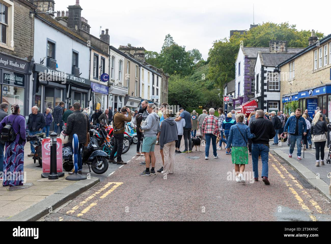 Ribble Valley Roller-Rallye, Scooteristen treffen sich in der Castle Street clitheroe Town Centre, Lancashire, England, UK, September 2023 Stockfoto
