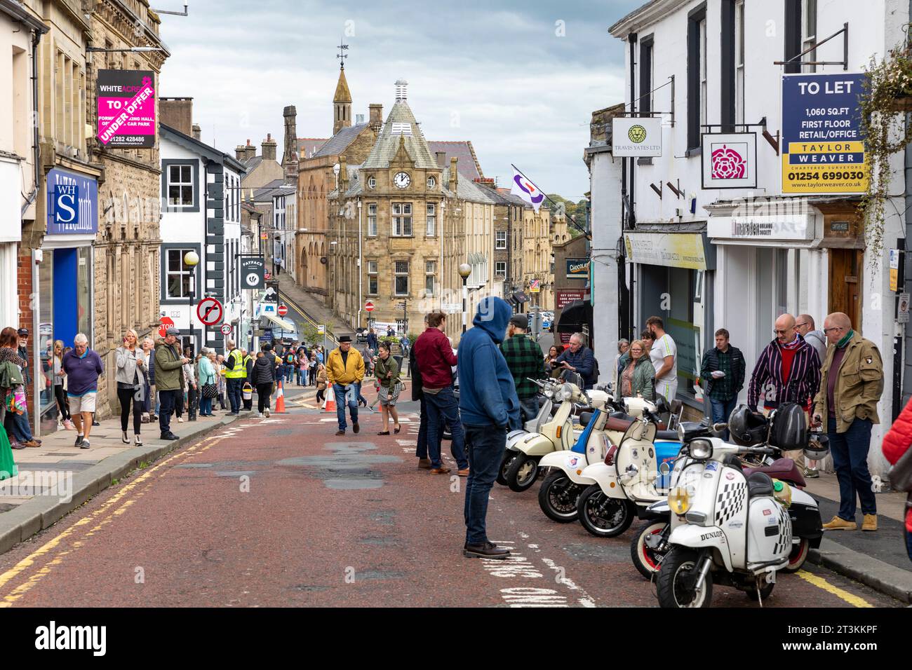 Ribble Valley Roller-Rallye, Scooteristen treffen sich in der Castle Street Clitheroe Town Centre, Lancashire, England, Großbritannien, September 2023 Stockfoto