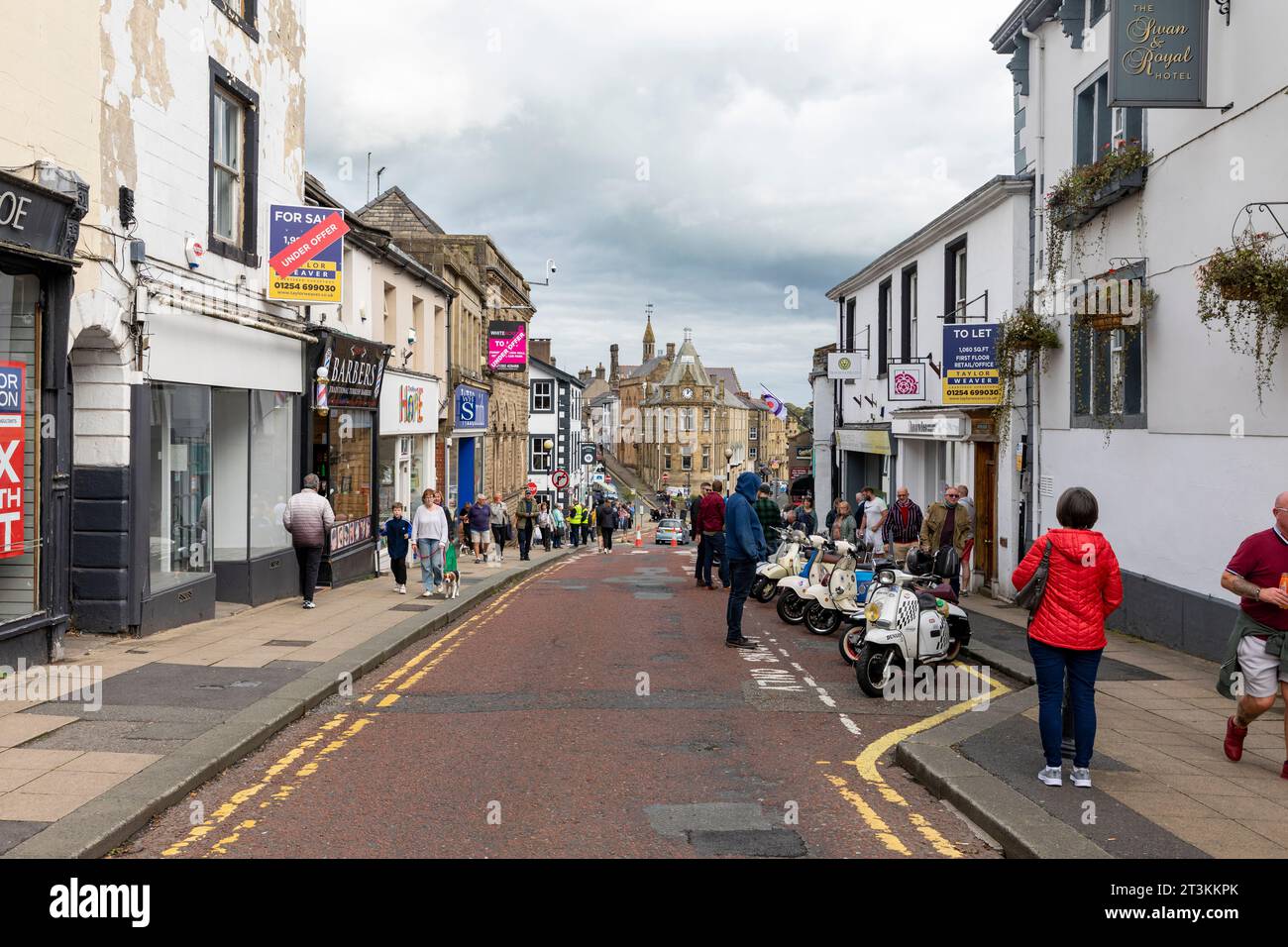 Ribble Valley Roller-Rallye, Scooteristen treffen sich in der Castle Street clitheroe Town Centre, Lancashire, England, UK, September 2023 Stockfoto