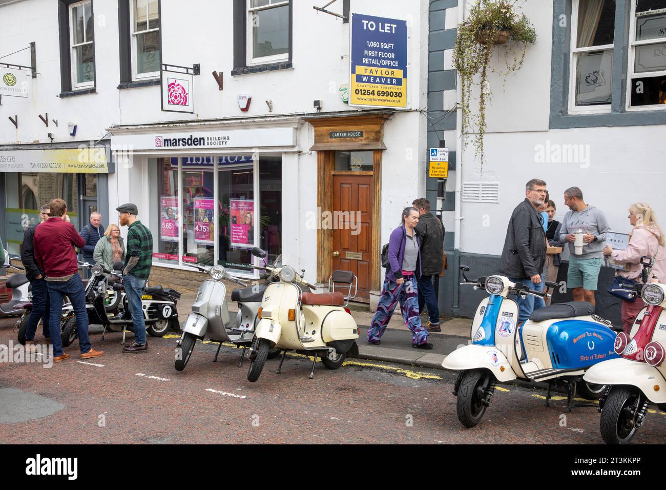 Ribble Valley Roller-Rallye, Scooteristen treffen sich in der Castle Street clitheroe Town Centre, Lancashire, England, UK, September 2023 Stockfoto