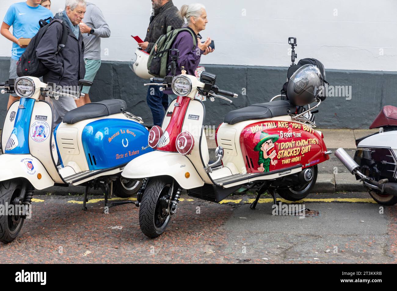 Ribble Valley Roller-Rallye, Scooteristen treffen sich in der Castle Street clitheroe Town Centre, Lancashire, England, UK, September 2023 Stockfoto