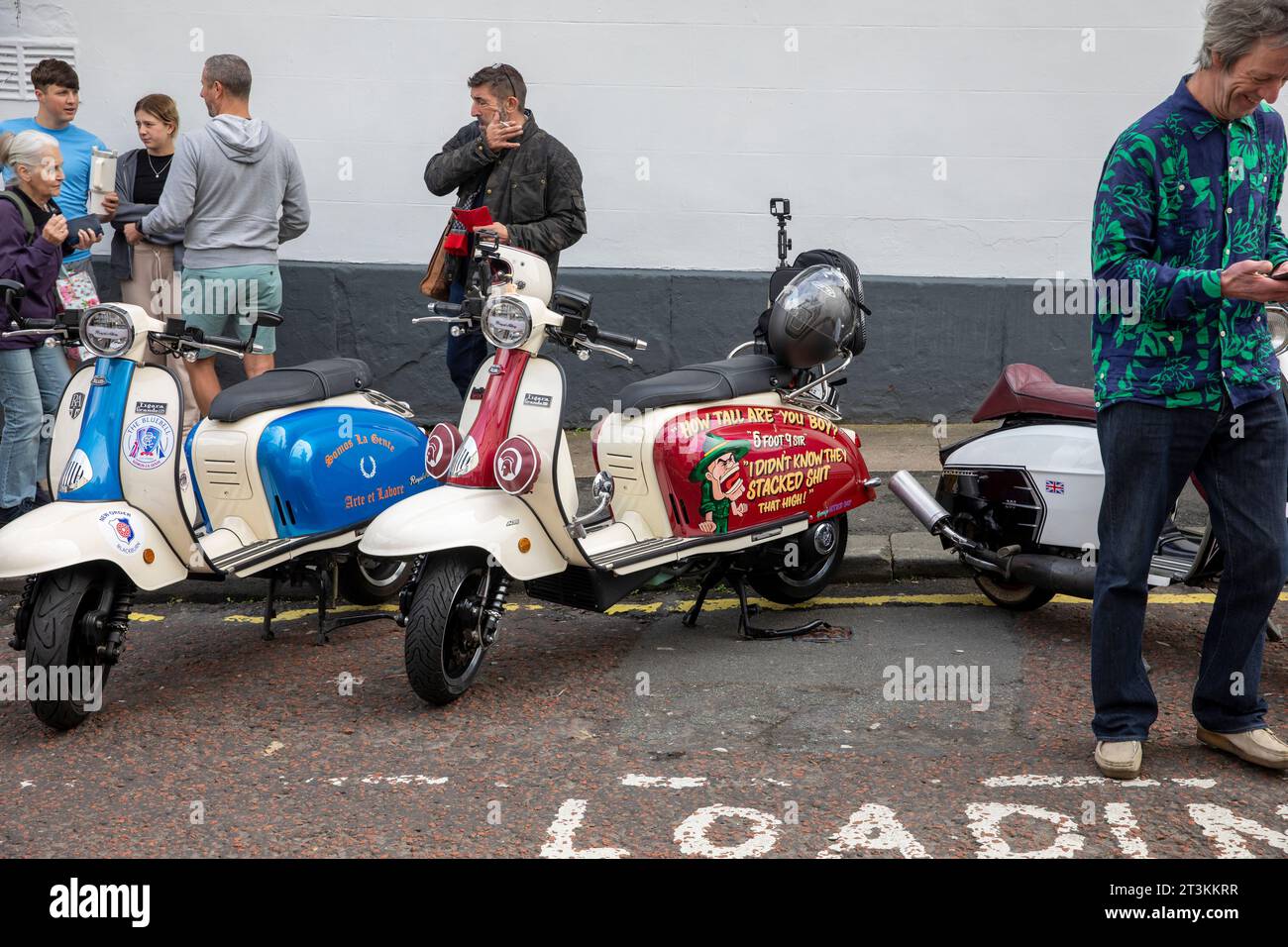 Ribble Valley Roller-Rallye, Scooteristen treffen sich in der Castle Street clitheroe Town Centre, Lancashire, England, UK, September 2023 Stockfoto