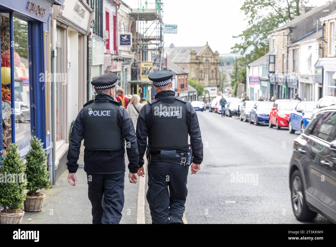 Britische Polizeibeamte, die im Zentrum von Clitheroe Lancashire während der Ribble Valley Roller-Rallye auf dem Beat laufen, England, Großbritannien, 2023 Stockfoto