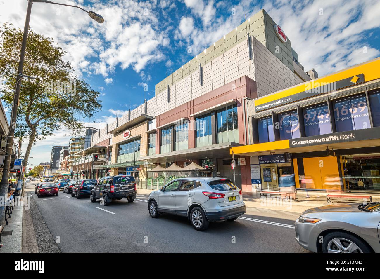 Sydney, Australien – 22. April 2021: Weitwinkelbild der Burwood Road, der Westfield Burwood Shopping Mall und der Commonwealth Bank Niederlassung in Burwoo Stockfoto