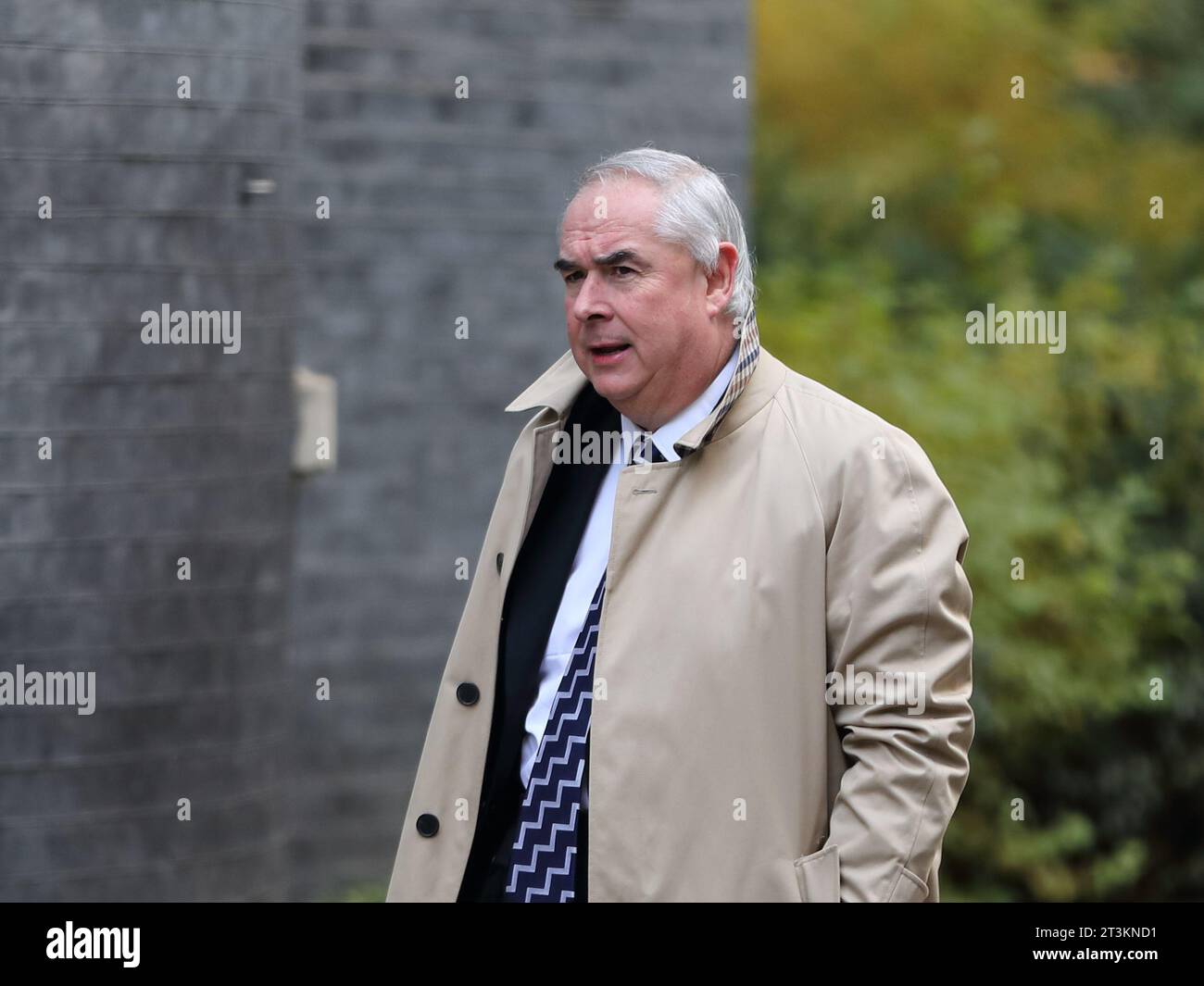 London, Großbritannien, 25. Oktober 2023, der ehemalige Generalstaatsanwalt Geoffrey Cox kommt bei No 10 Downing vor den wöchentlichen Fragen des Premierministers im Parlament an. Stockfoto London, Großbritannien, 25. Oktober 2023, der ehemalige Generalstaatsanwalt Geoffrey Cox kommt bei No 10 Downing vor den wöchentlichen Fragen des Premierministers im Parlament an. Stockfoto