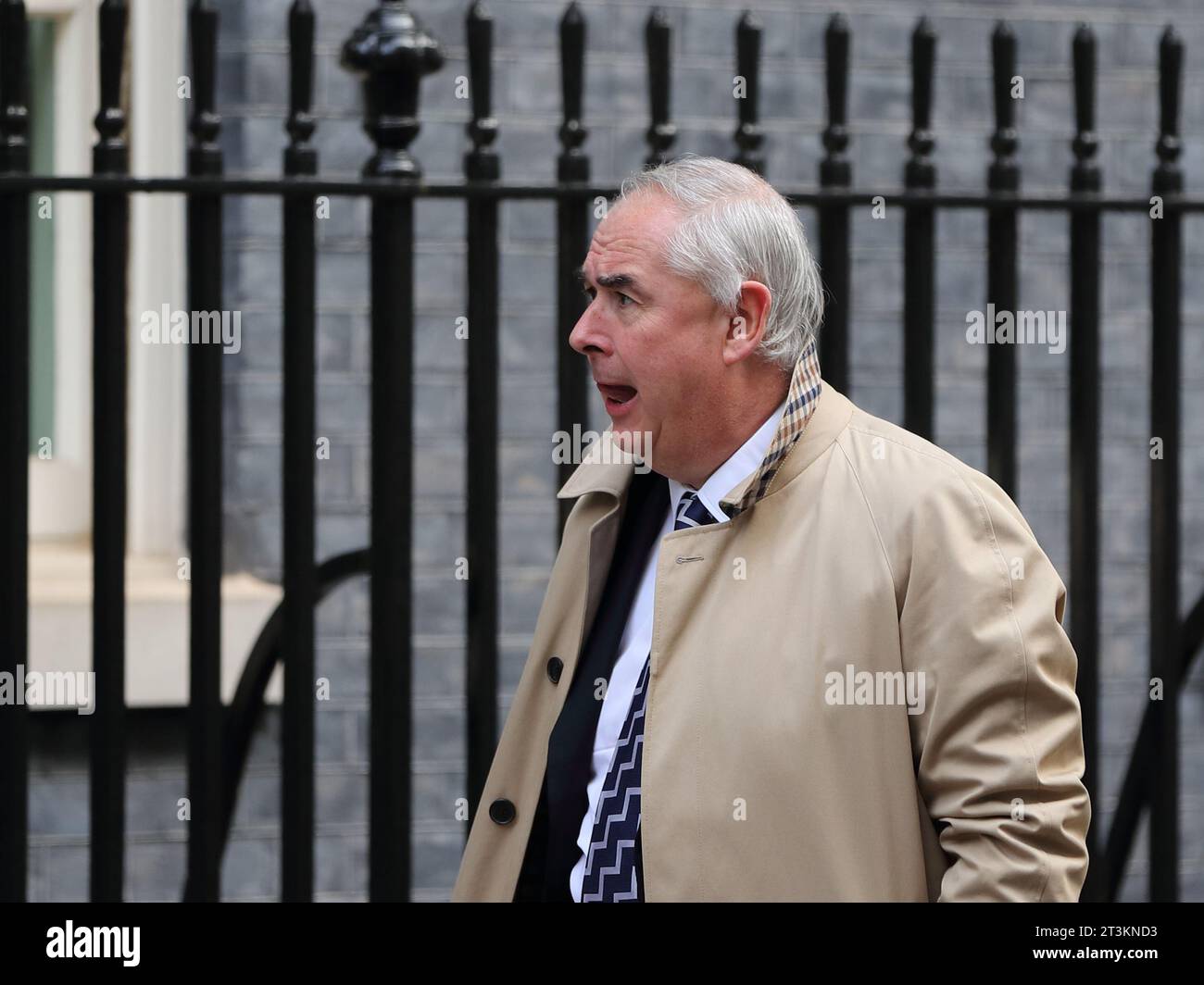 London, Großbritannien, 25. Oktober 2023, der ehemalige Generalstaatsanwalt Geoffrey Cox kommt bei No 10 Downing vor den wöchentlichen Fragen des Premierministers im Parlament an. Stockfoto London, Großbritannien, 25. Oktober 2023, der ehemalige Generalstaatsanwalt Geoffrey Cox kommt bei No 10 Downing vor den wöchentlichen Fragen des Premierministers im Parlament an. Stockfoto