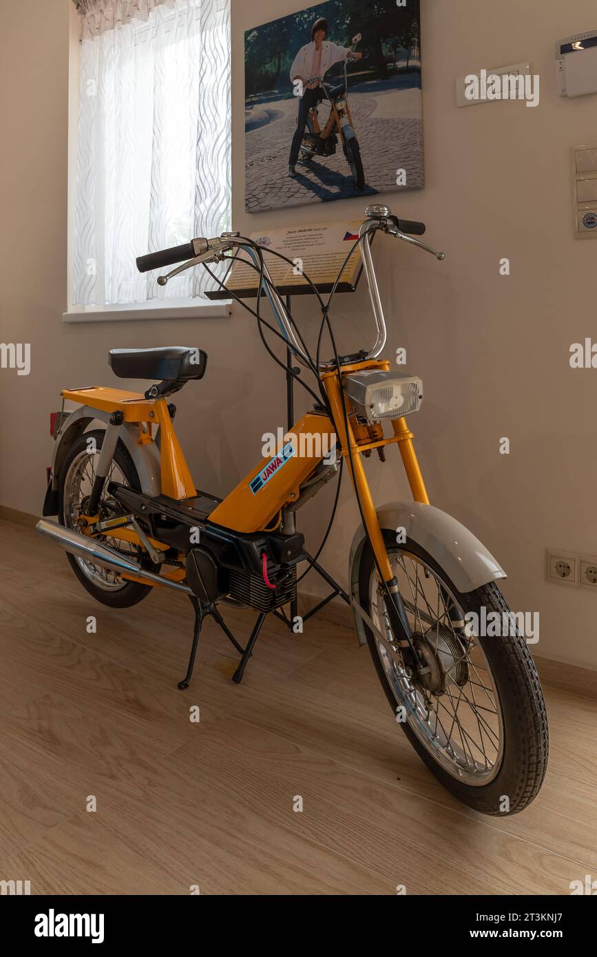 09.15.23. Ungarn, Dorf Dorgicse. Kaali Auto-Motor Museum. Dies ist eine einzigartige Sammlung über seltene Autos und Motorräder. Der Besitzer ist Professor Kaal Stockfoto