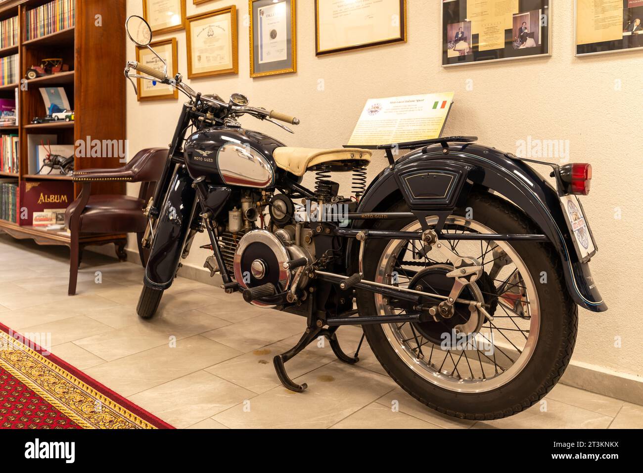 09.15.23. Ungarn, Dorf Dorgicse. Kaali Auto-Motor Museum. Dies ist eine einzigartige Sammlung über seltene Autos und Motorräder. Der Besitzer ist Professor Kaal Stockfoto