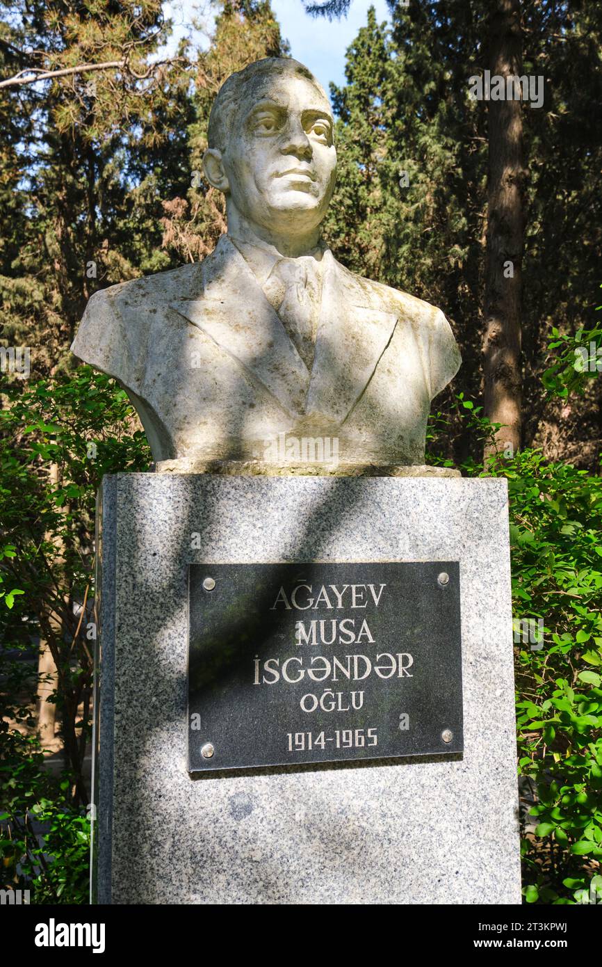 Eine der Grabstätten und Statuen im Park. Auf dem öffentlichen Friedhof und dem Gedenkpark in Baku, Aserbaidschan. Stockfoto