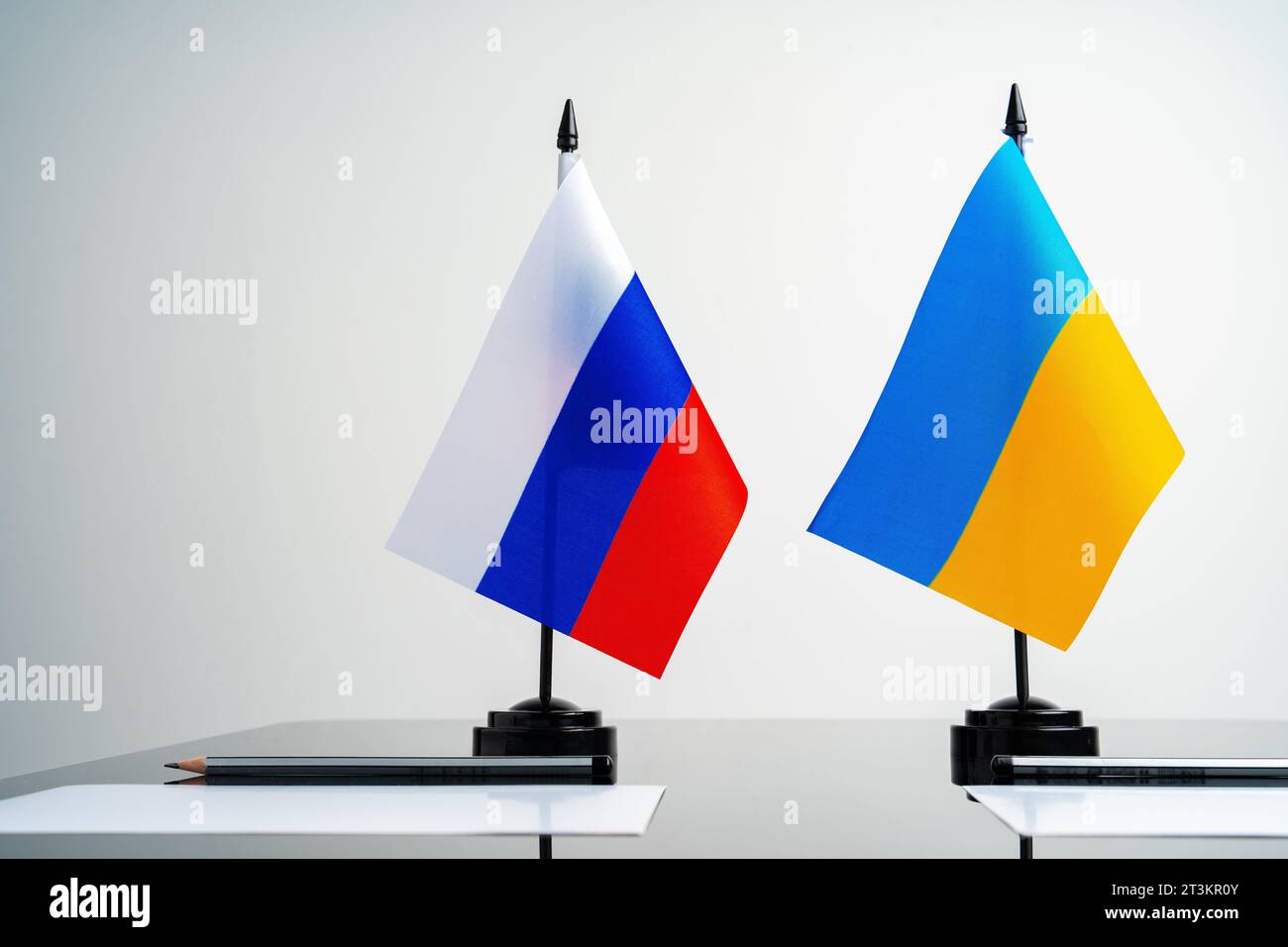 Rußland und die Ukraine stehen auf dem Verhandlungstisch Stockfoto