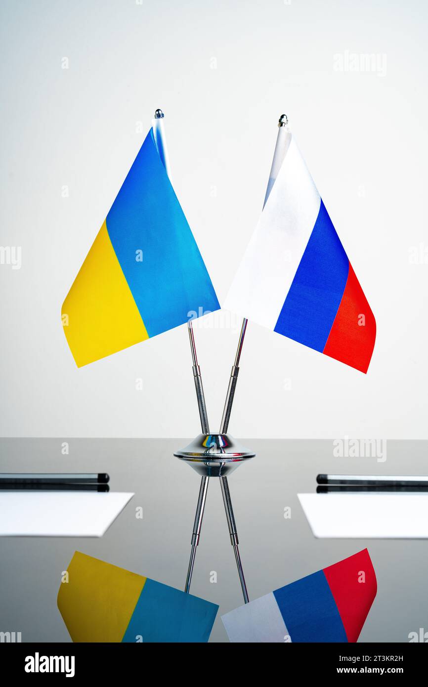 Rußland und die Ukraine stehen auf dem Verhandlungstisch Stockfoto