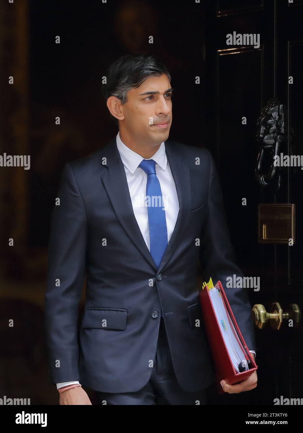 London, Großbritannien, 25. Oktober 2023, der britische Premierminister Rishi Sunak verlässt die Downing Street 10, um an den wöchentlichen Fragen des Premierministers der PMQ im Parlament teilzunehmen. Stockfoto