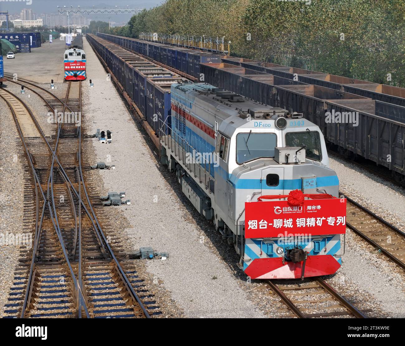 YANTAI, CHINA – 25. OKTOBER 2023 – die ersten Züge des Kupferkonzentrat- und des Getreidezugs fahren nacheinander von der Yantai Port Railw ab Stockfoto