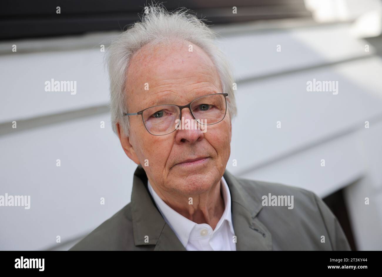 Hamburg, Deutschland. Oktober 2023. Peter Hess, Stolperstein Initiative, steht vor dem Hotel vier Jahreszeiten während der Verlegung des siebentausendsten Stolpersteins in Hamburg. Der Stein erinnert an Harald Seligmann, der von 1925 bis 1938 Nachtportier im Luxushotel war. Er wurde im Konzentrationslager Neuengamme ermordet. Quelle: Christian Charisius/dpa/Alamy Live News Stockfoto