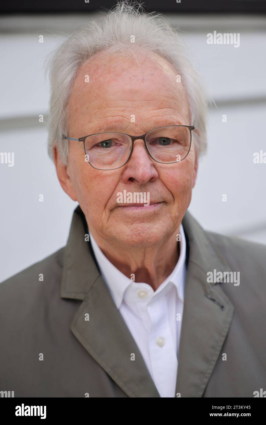 Hamburg, Deutschland. Oktober 2023. Peter Hess, Stolperstein Initiative, steht vor dem Hotel vier Jahreszeiten während der Verlegung des siebentausendsten Stolpersteins in Hamburg. Der Stein erinnert an Harald Seligmann, der von 1925 bis 1938 Nachtportier im Luxushotel war. Er wurde im Konzentrationslager Neuengamme ermordet. Quelle: Christian Charisius/dpa/Alamy Live News Stockfoto