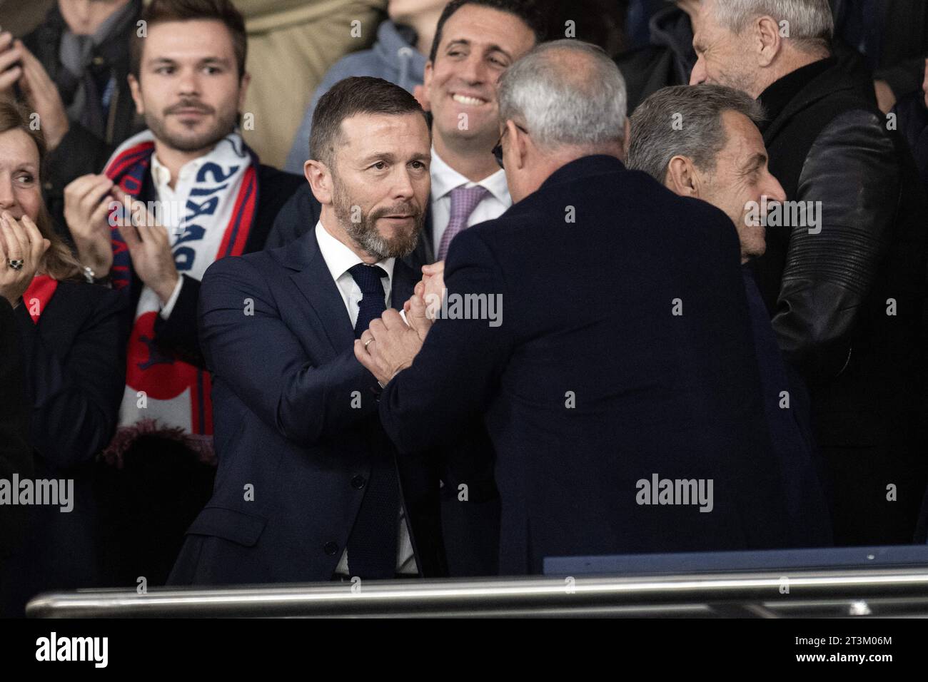 Paris, Frankreich. September 2023. PSG-Manager Luis Campos und Marc Armstrong, Chief Revenue Officer von Paris Saint-Germain, nehmen am 25. Oktober 2023 im Parc des Princes in Paris Teil. Foto: David Niviere/ABACAPRESS.COM Credit: Abaca Press/Alamy Live News Stockfoto