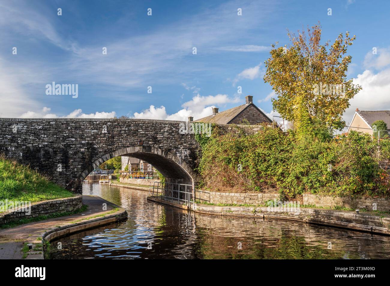 Eine Steinbrücke über den Monmouthshire- und Brecon-Kanal. Es ist ein sonniger Herbsttag in Mid Wales Stockfoto
