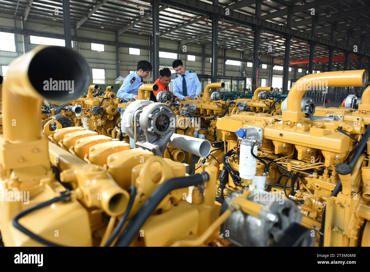 LIANYUNGANG, CHINA - 26. OKTOBER 2023 - Steuerbehörden führen Steueranreize für den Export von „Belt and Road“-Automobilmotoren an Unternehmen in Lia ein Stockfoto