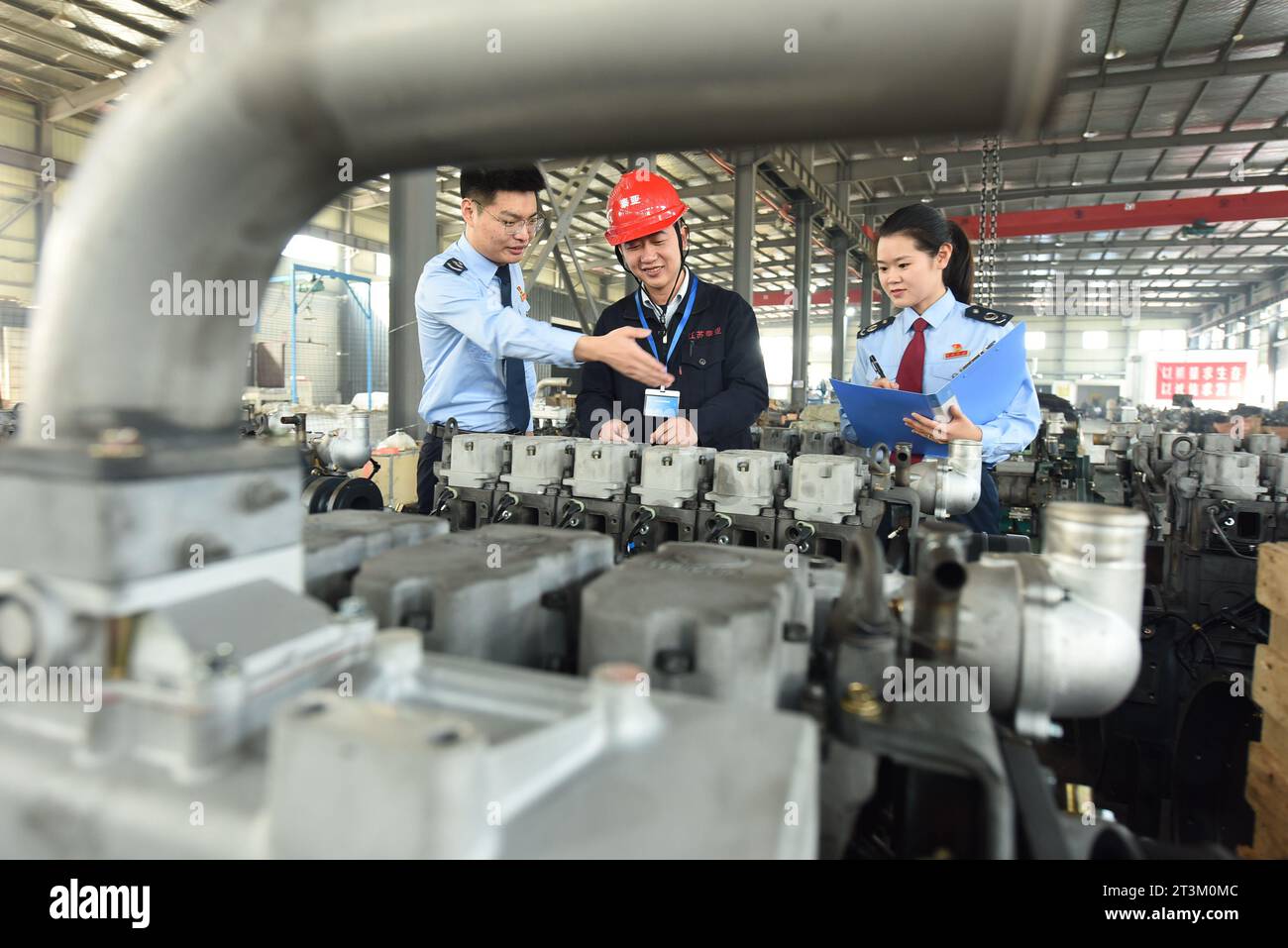 LIANYUNGANG, CHINA - 26. OKTOBER 2023 - Steuerbehörden führen Steueranreize für den Export von „Belt and Road“-Automobilmotoren an Unternehmen in Lia ein Stockfoto