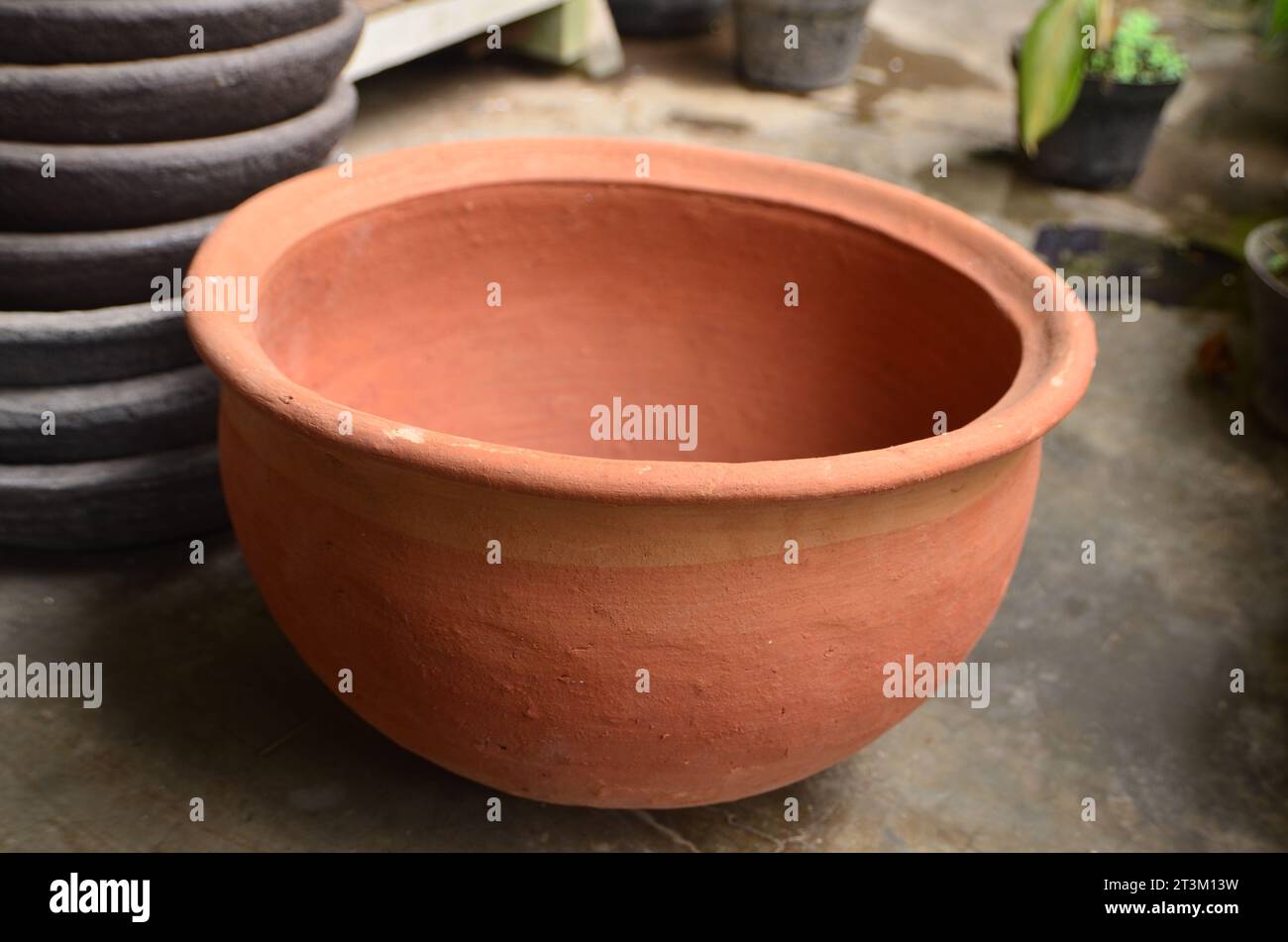 Nanangan ist ein handwerkliches Handwerk auf Tonbasis in Form eines Küchenutensils, das in Indonesien üblicherweise für die traditionelle Küche verwendet wird. Stockfoto