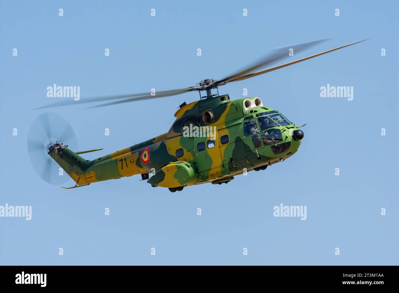 Ein Hubschrauber IAR 330 Puma der rumänischen Luftwaffe, der auf der Bukarest International Air Show fliegt (BIAS 2023) Stockfoto