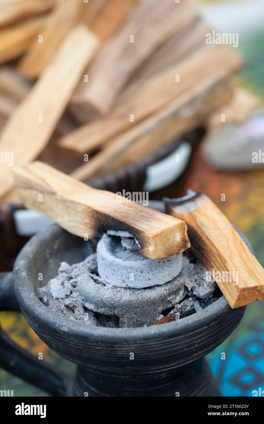 Palo Santo Tree Incense Sticks, Brennend Stockfoto