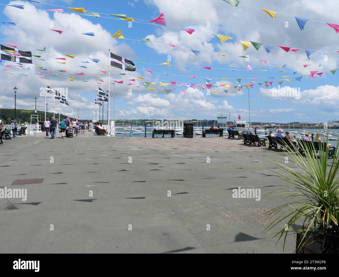 Blick auf den Hafen von Falmouth Cornwall England mit bunten Wimpeln und Flaggen Stockfoto