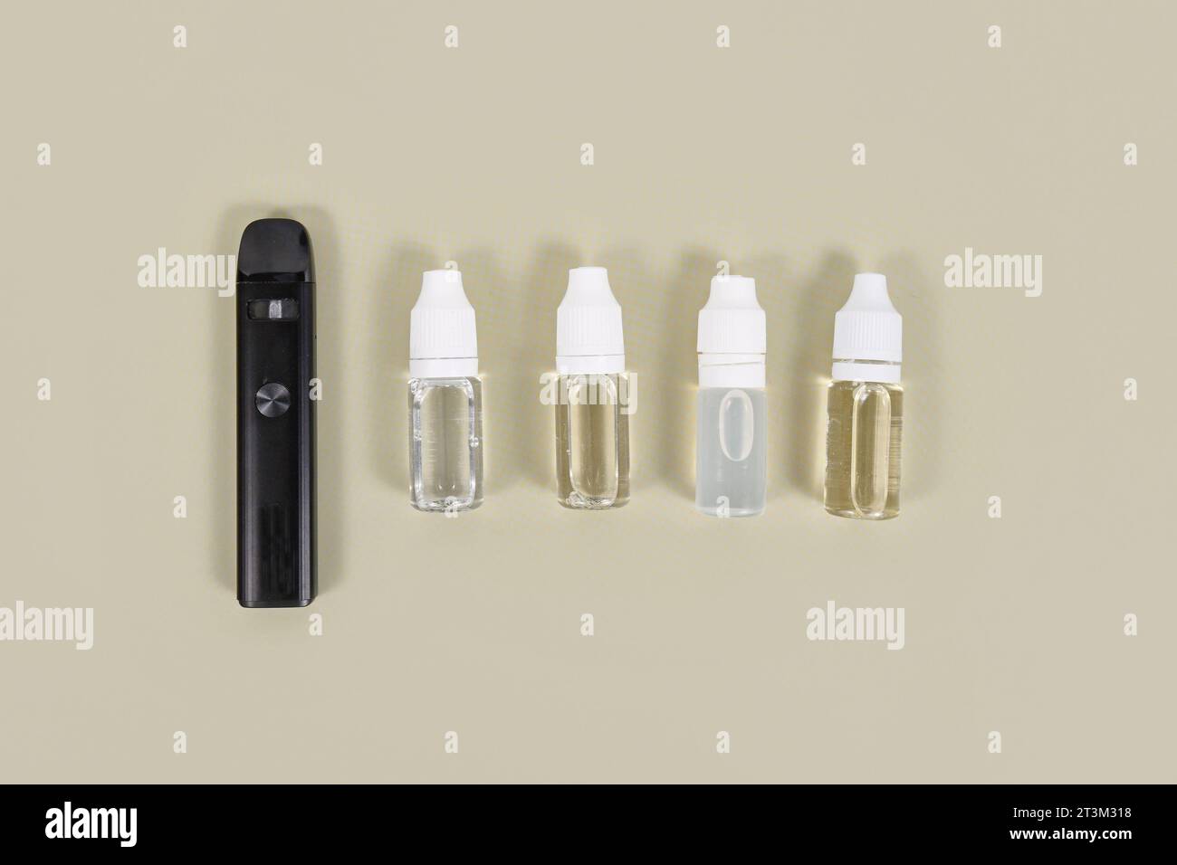 Flaschen mit flüssigen Lösungen für elektronische Zigaretten Stockfoto