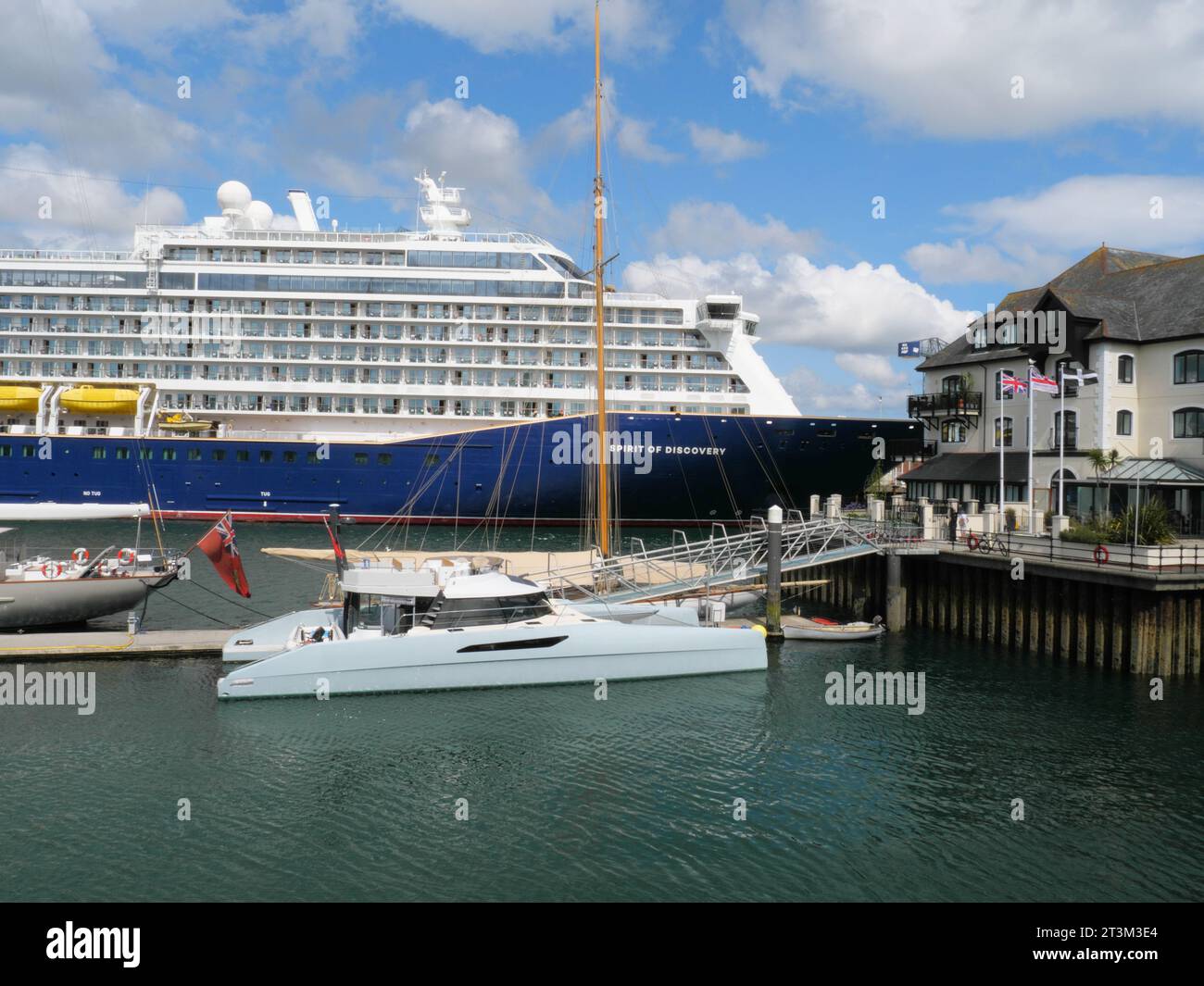 Ein weißblaues Kreuzfahrtschiff liegt im Hafen von Falmouth England Stockfoto